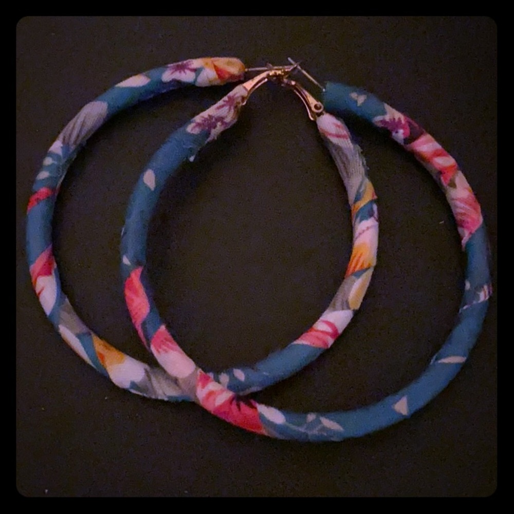 Floral Hoop Earrings 💙🌸